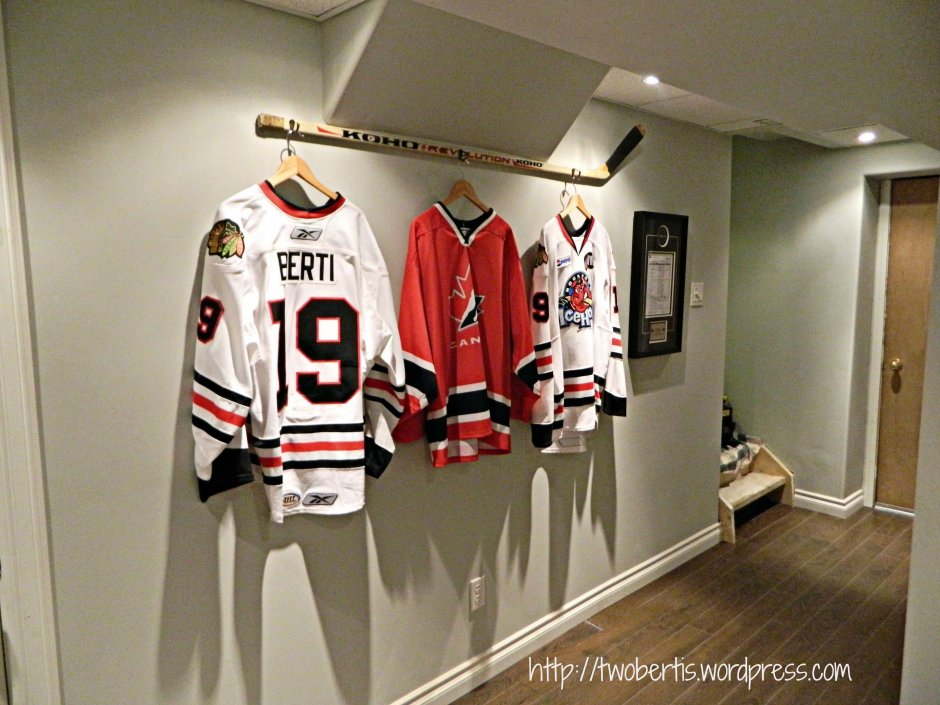 Декор комнаты хоккейными майками