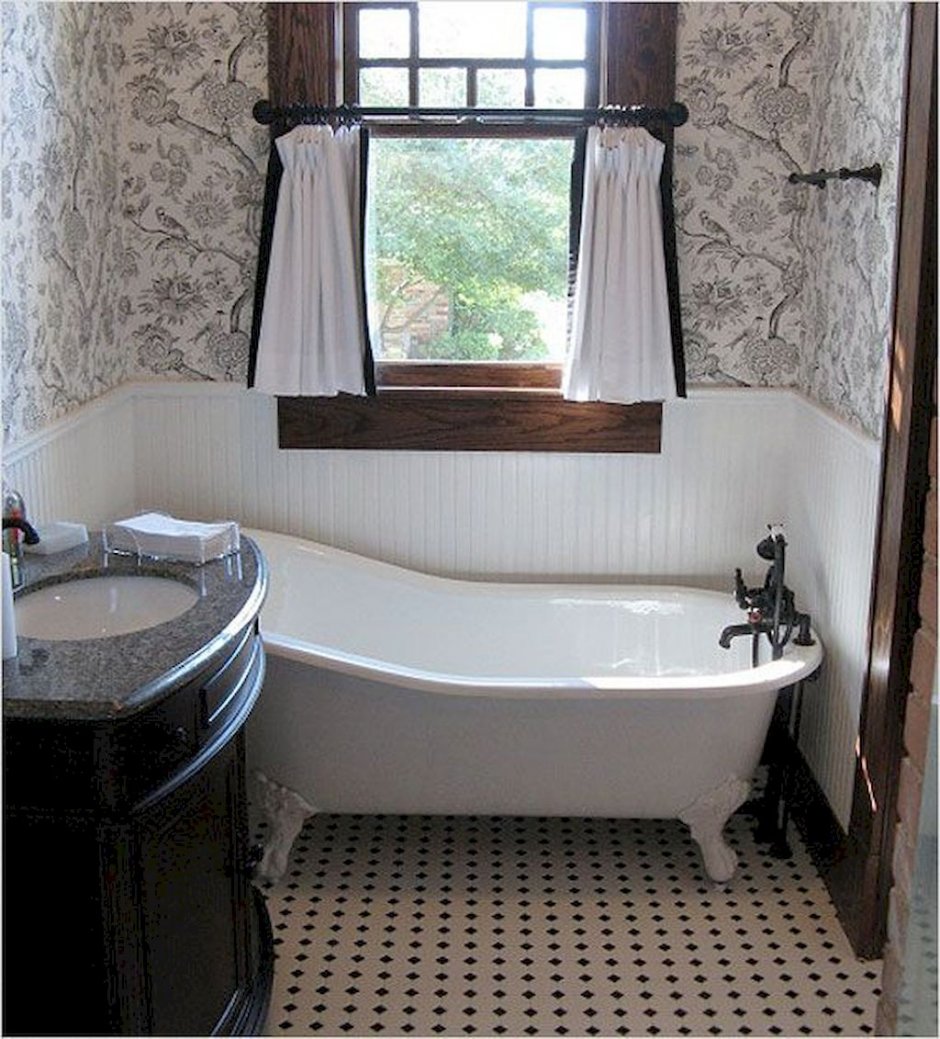 Имитация окна в маленькой ванной