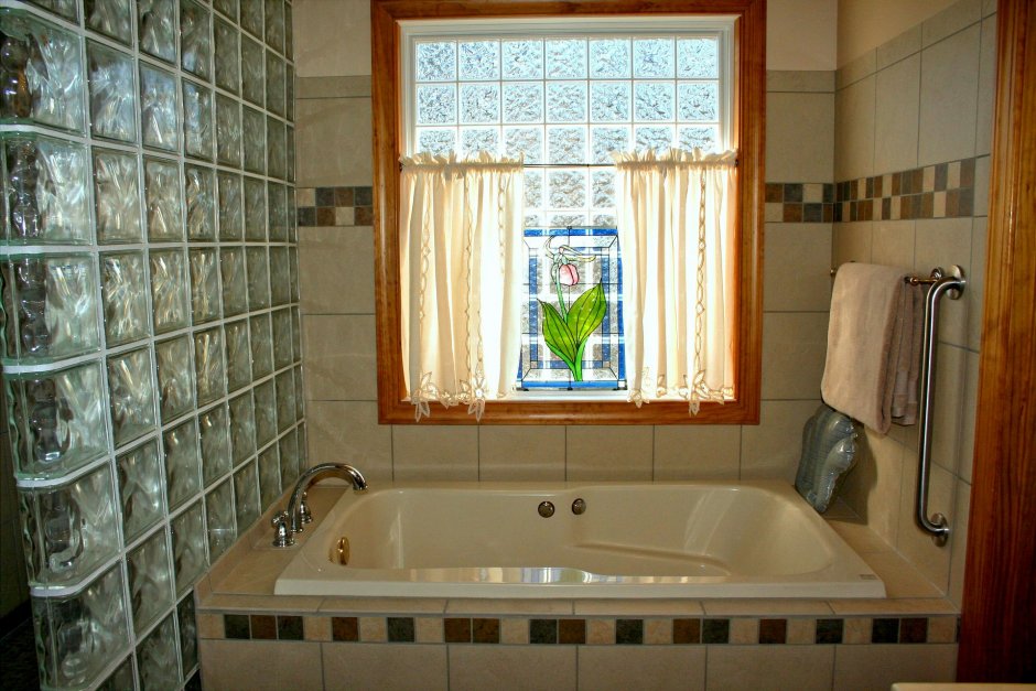Отделка окна в ванной