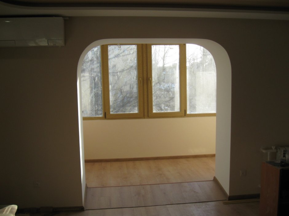Совмещение балкона с комнатой арка
