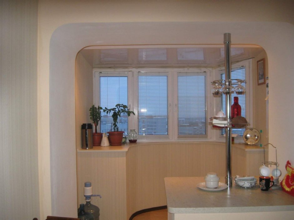 Барная стойка между кухней и балконом