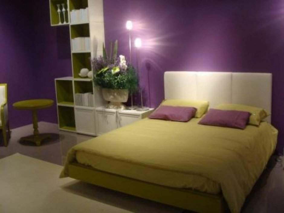 Спальня в желто фиолетовых тонах