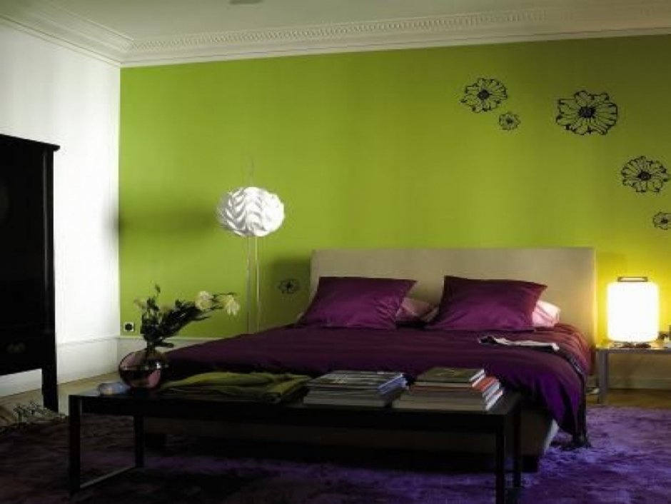Сиренево зеленая спальня
