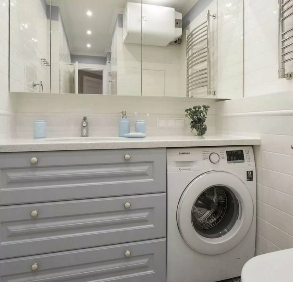 Ванная комната со столешницей и стиральной машиной