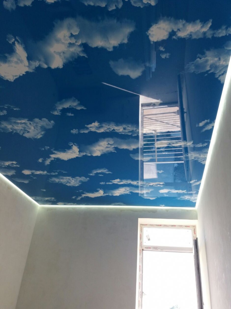 Комната с облаками на потолке