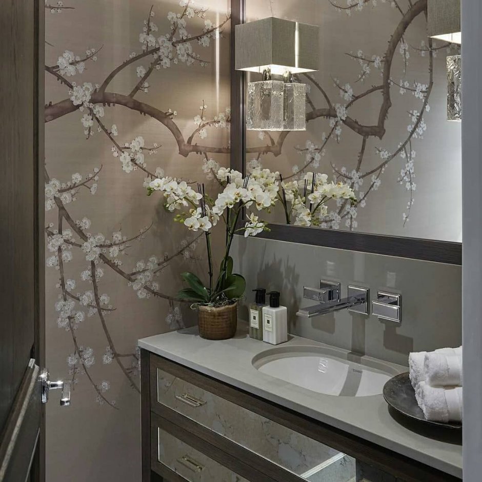 Интерьер ванной комнаты с орхидеями