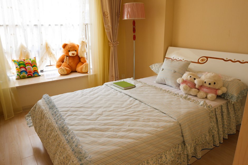 Детская комната с большой кроватью