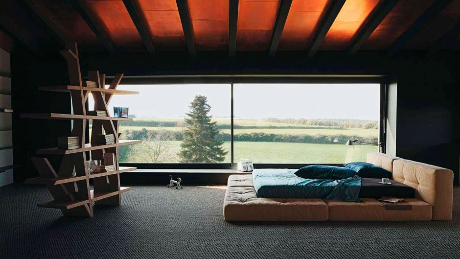 Спальня на чердаке с панорамным окном