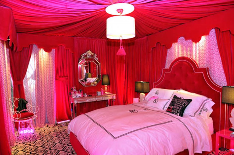 Красно розовая комната