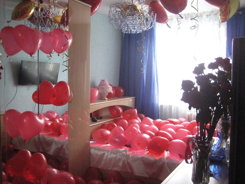 Сюрпризы с розами и шарами в комнате