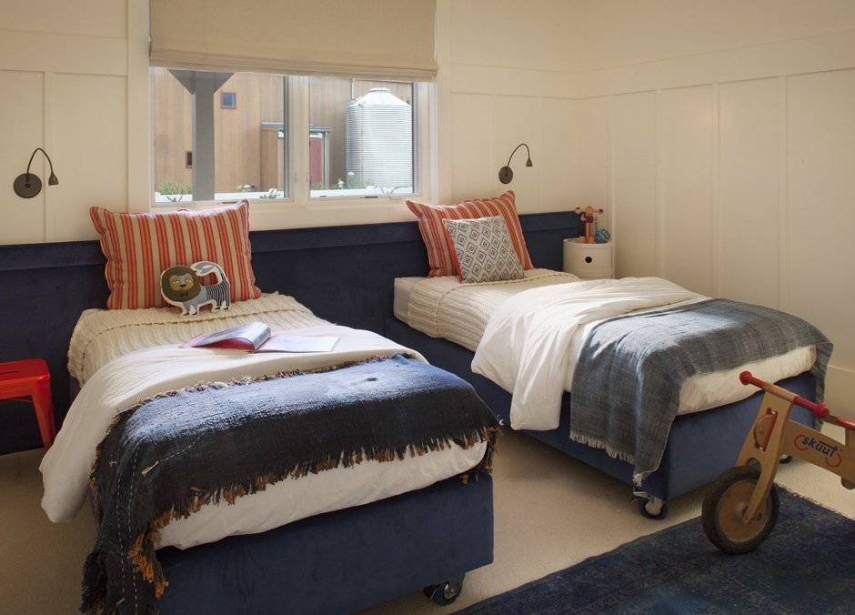 Спальня с двумя односпальными кроватями
