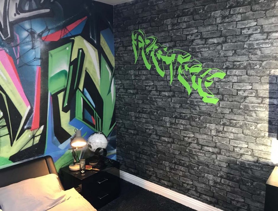Комната подростка зеленые стены с серой вставкой граффити