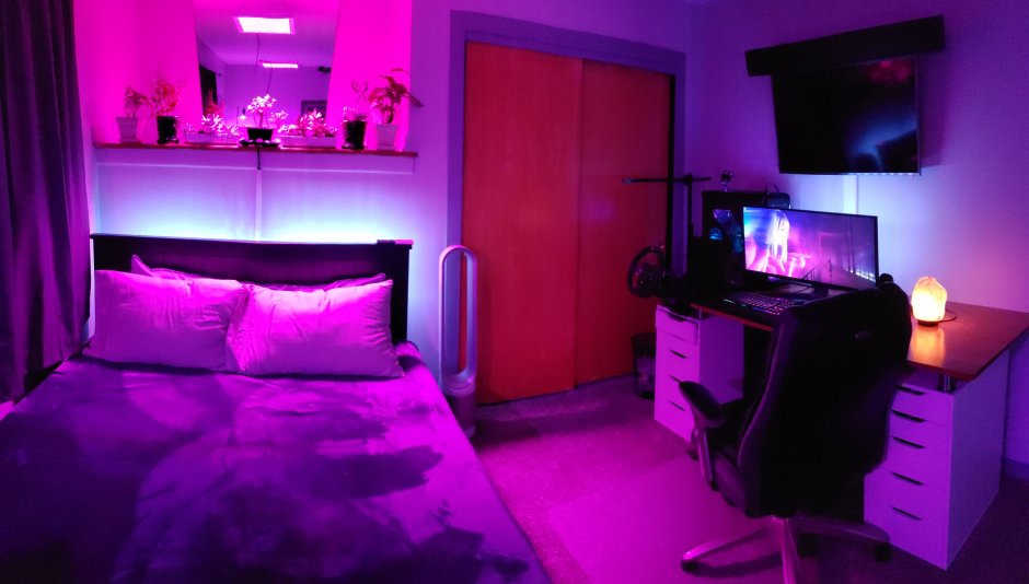 Игровая комната с неоновой подсветкой