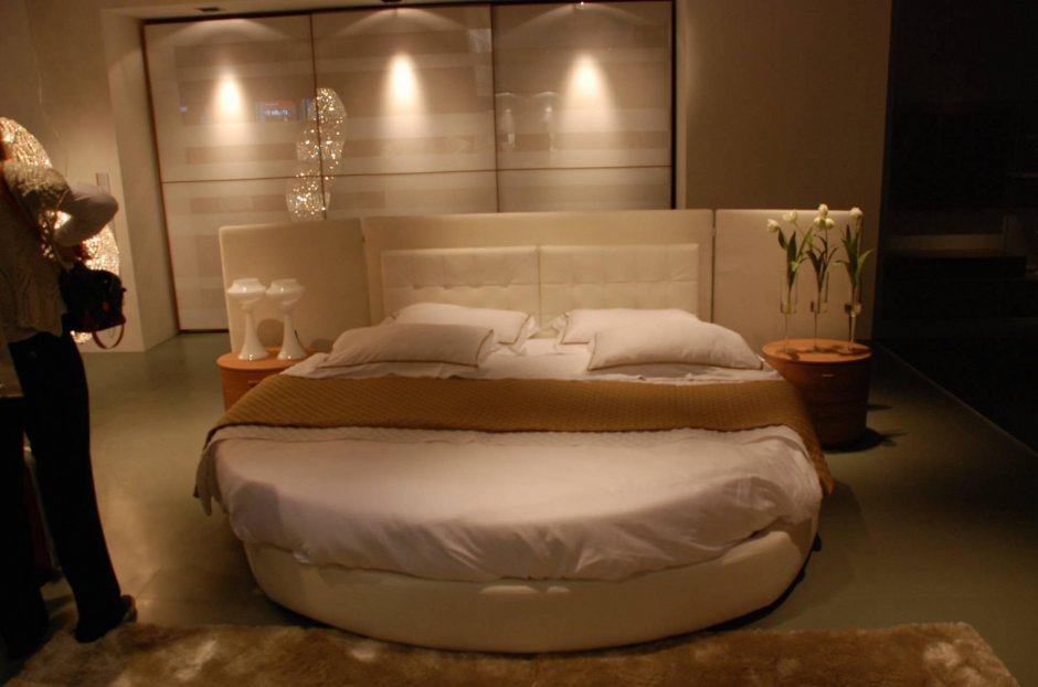 Кровати для спальни с овальной стеной