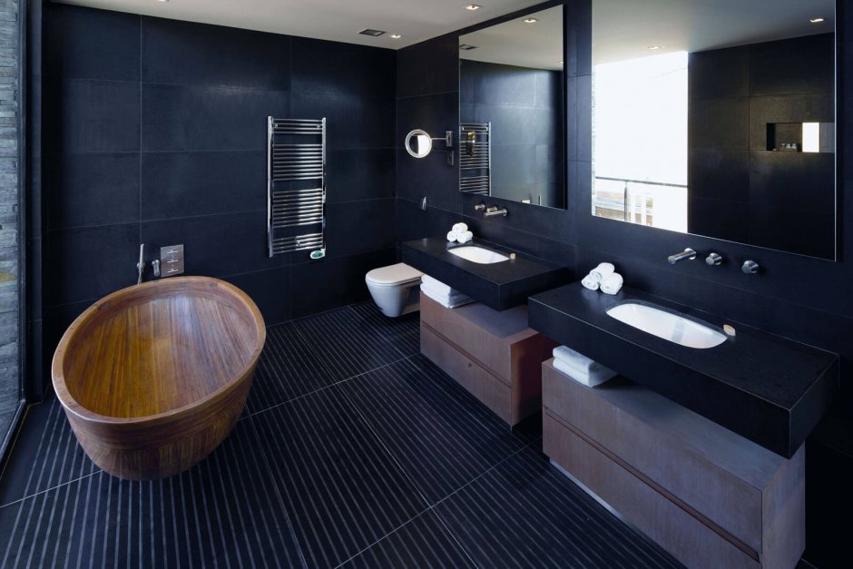 Ванная комната с черной сантехникой