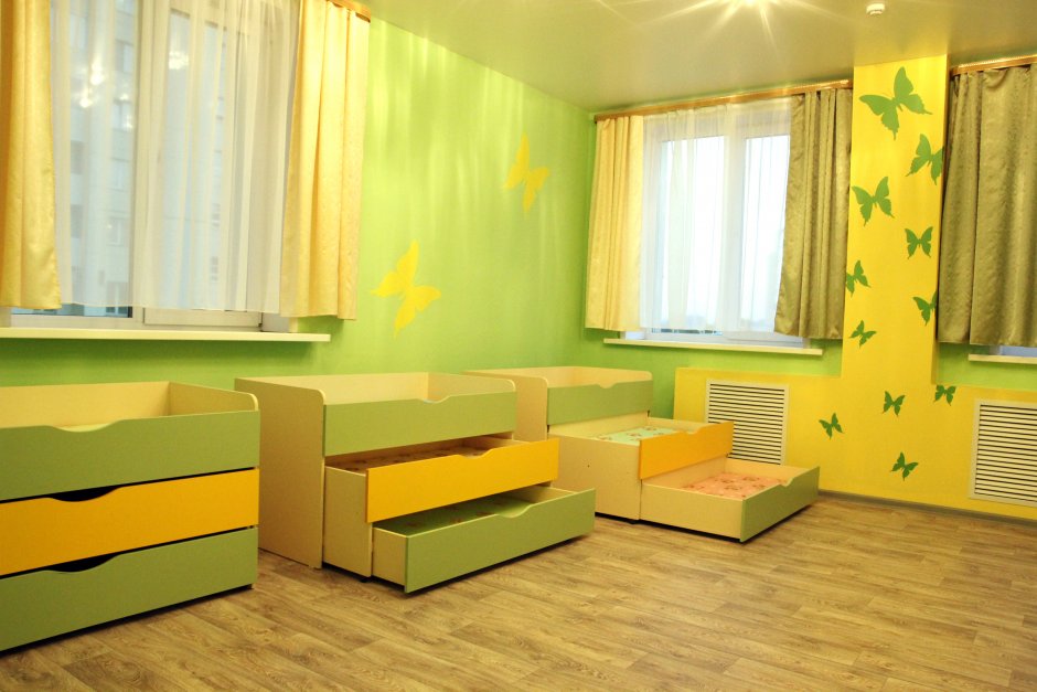 Желтые стены в детском саду