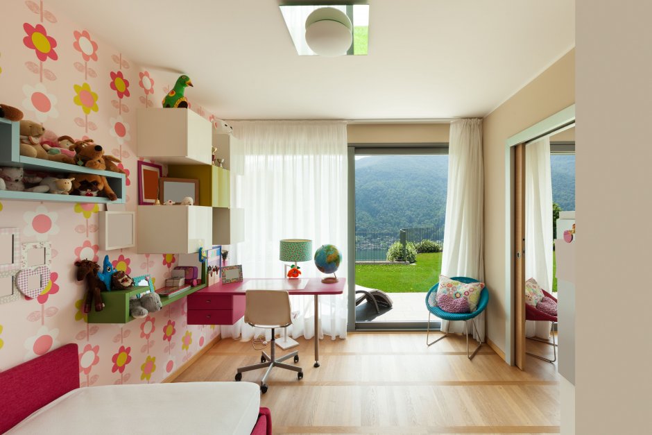 Интерьер детской комнаты с балконом на двоих