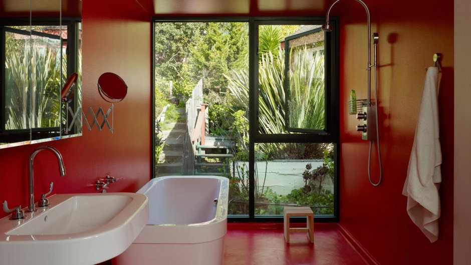Интерьер ванной комнаты в Красном цвете