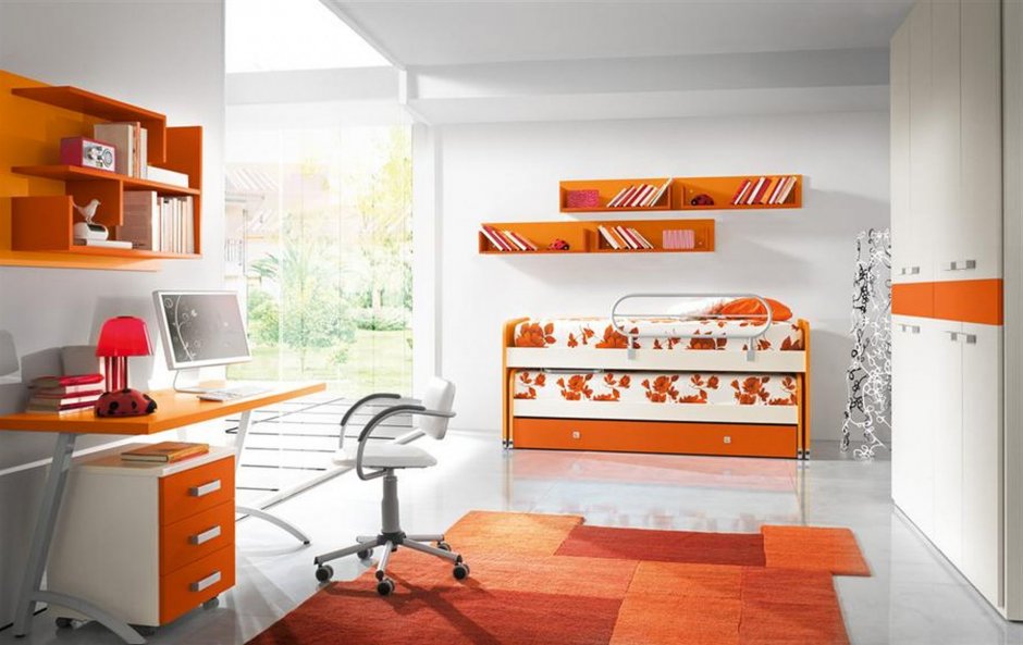 Оранжевая мебель в детской