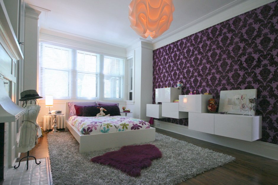 Комната с разными цветами стен
