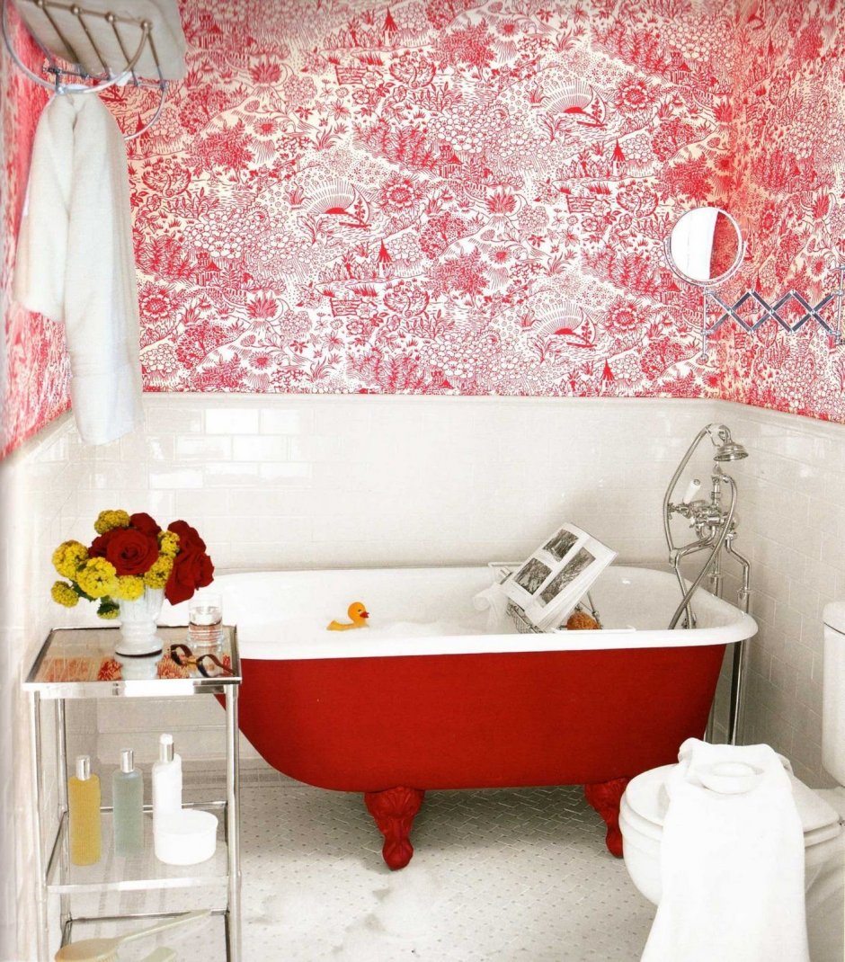 Красная яркая ванная комната