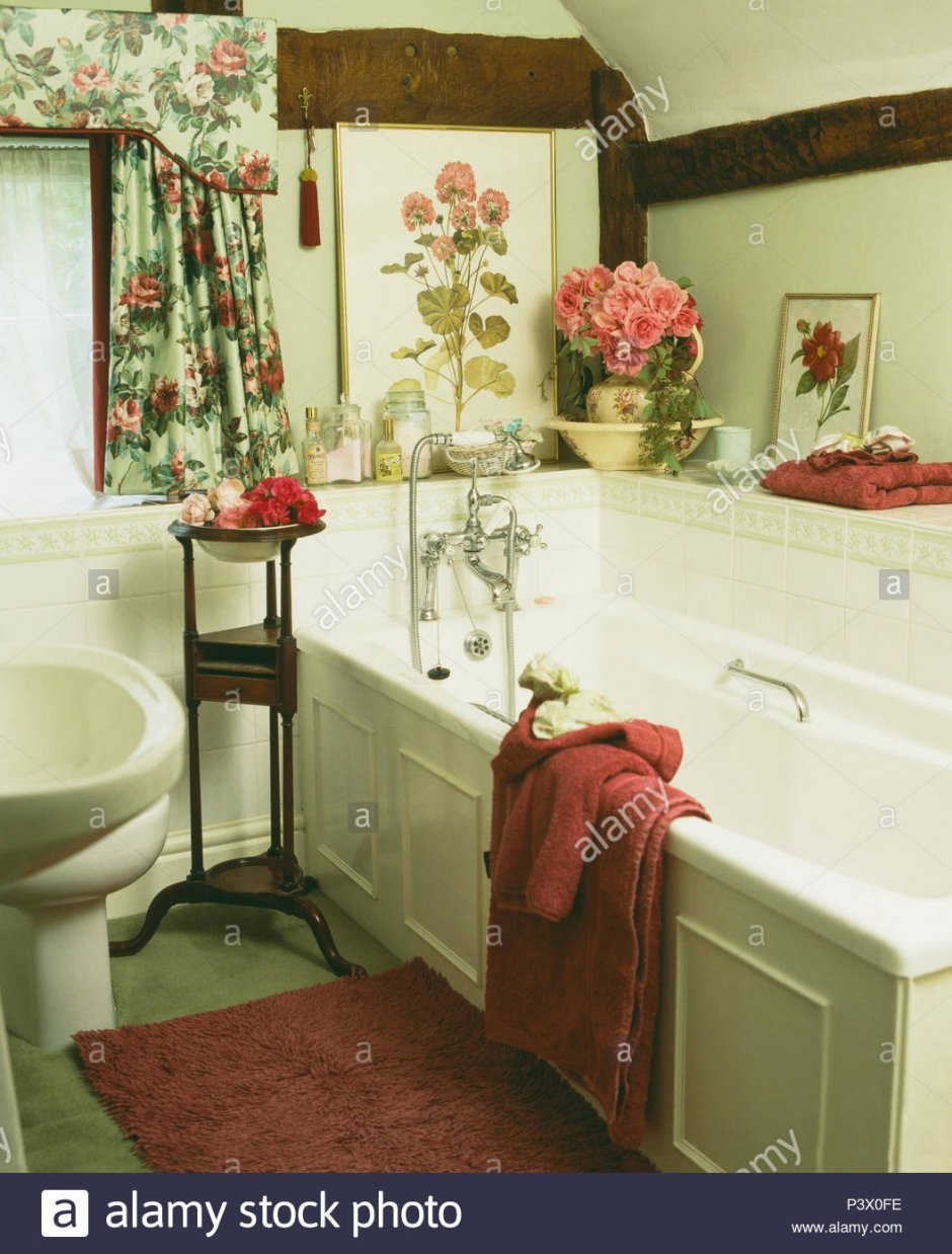 Ванная комната с живыми цветами