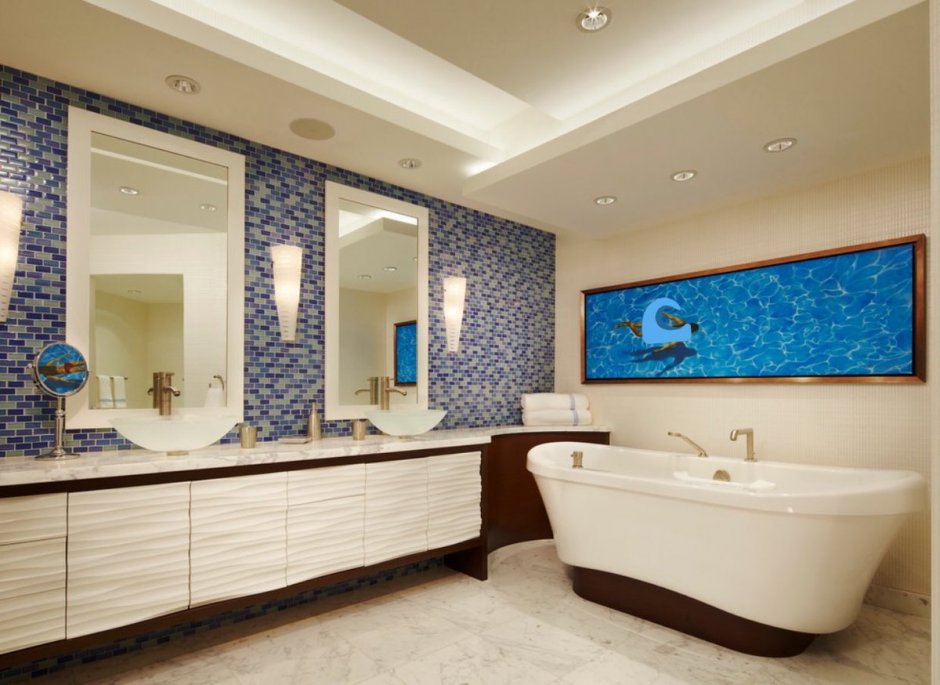 Ванная комната с двумя раковинами в современном стиле и ванной