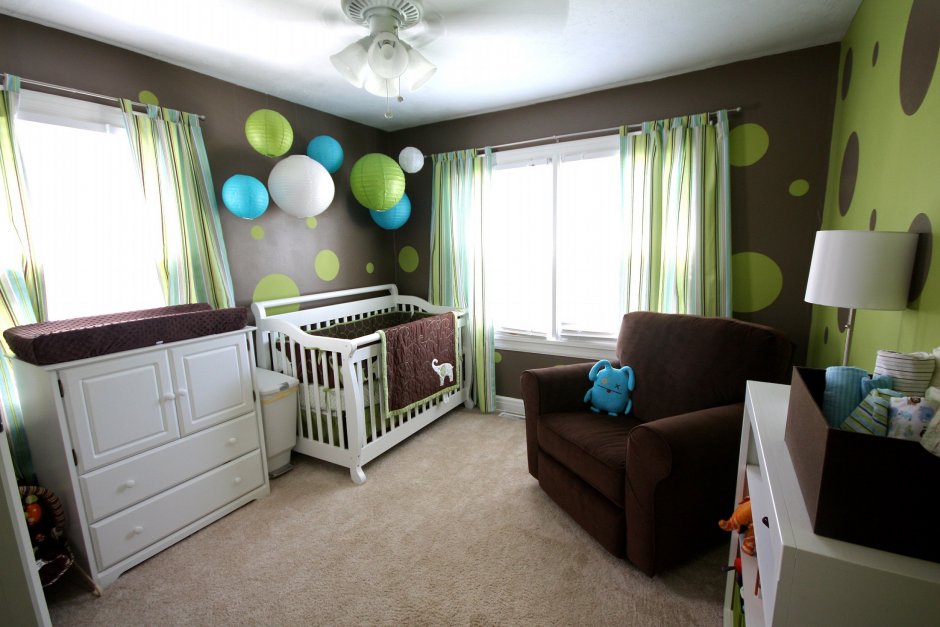 Детская комната в зеленых тонах для новорожденных