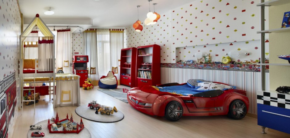 Детская комната с красной машиной -кроватью