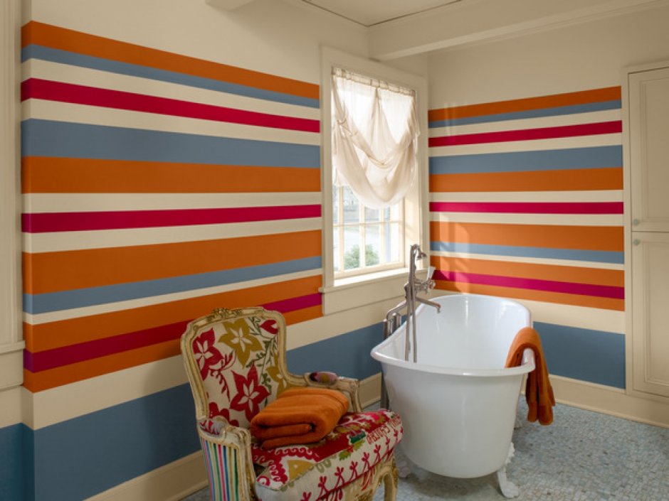 Стена в ванной разноцветная