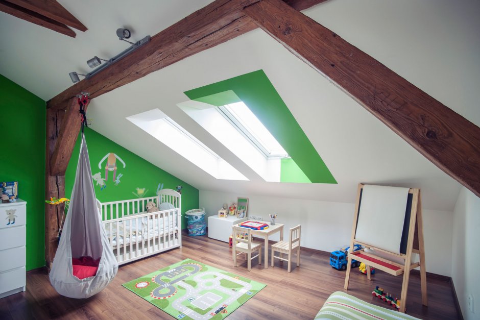 Детская комната с наклонным потолком