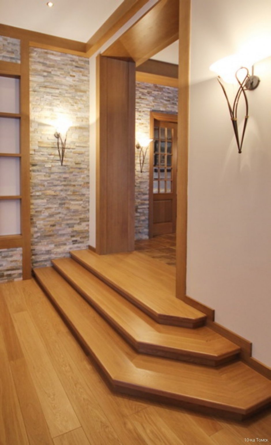 Деревянная лестница с подиумом