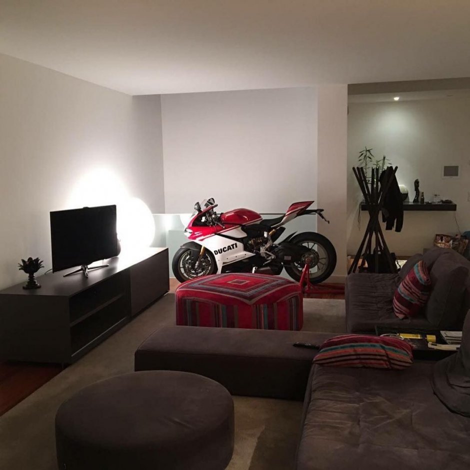 Мотоцикл в квартире