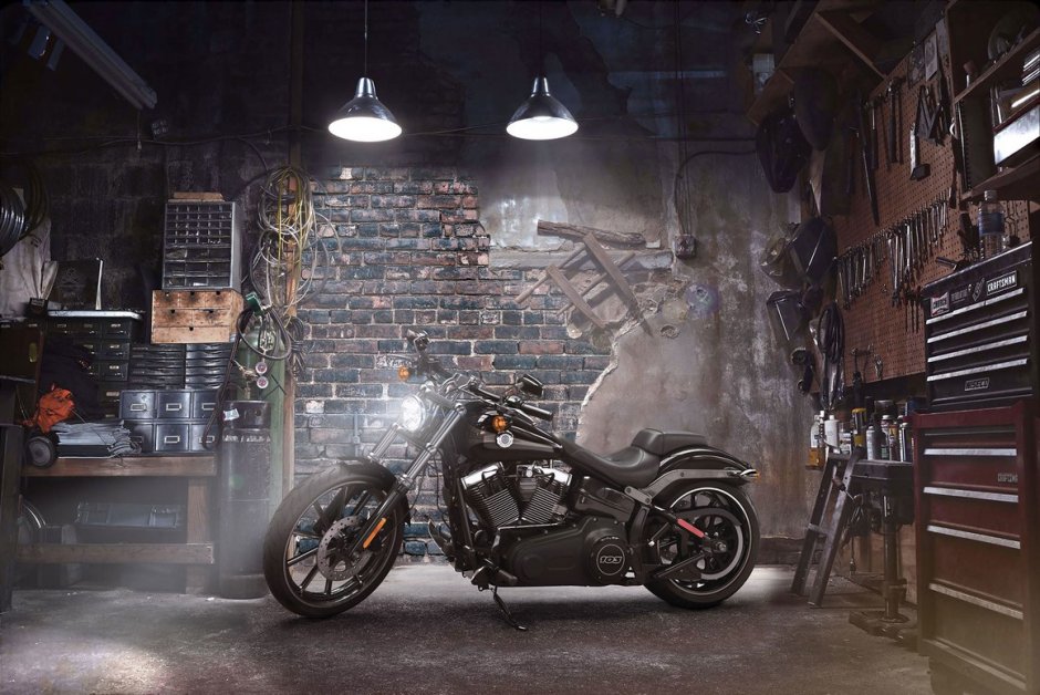 Мотоцикл Харлей Дэвидсон в гараже