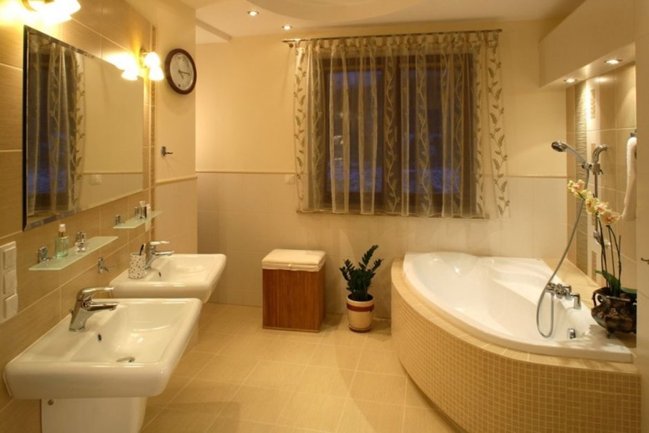 Ванная комната в частном доме с ванной
