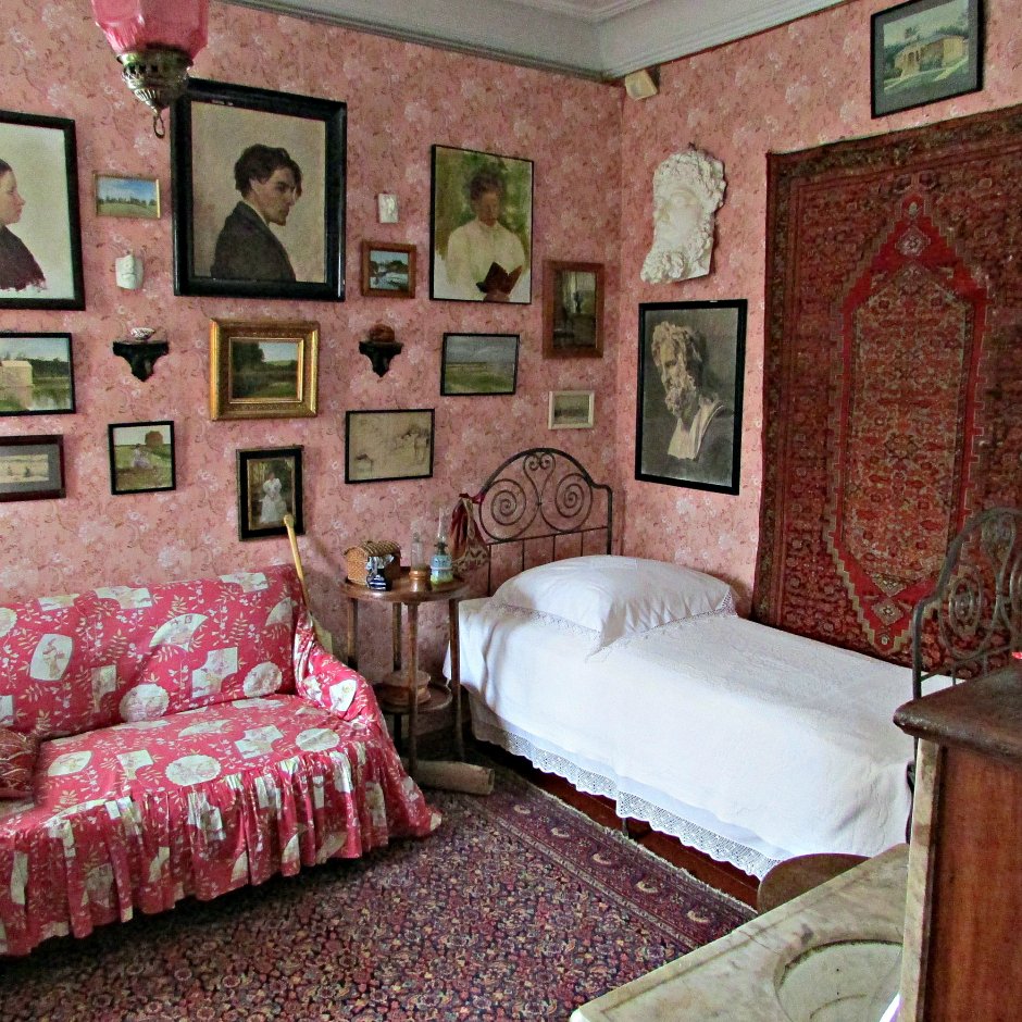 Усадьба Чехова в Мелихово спальня Антона Павловича