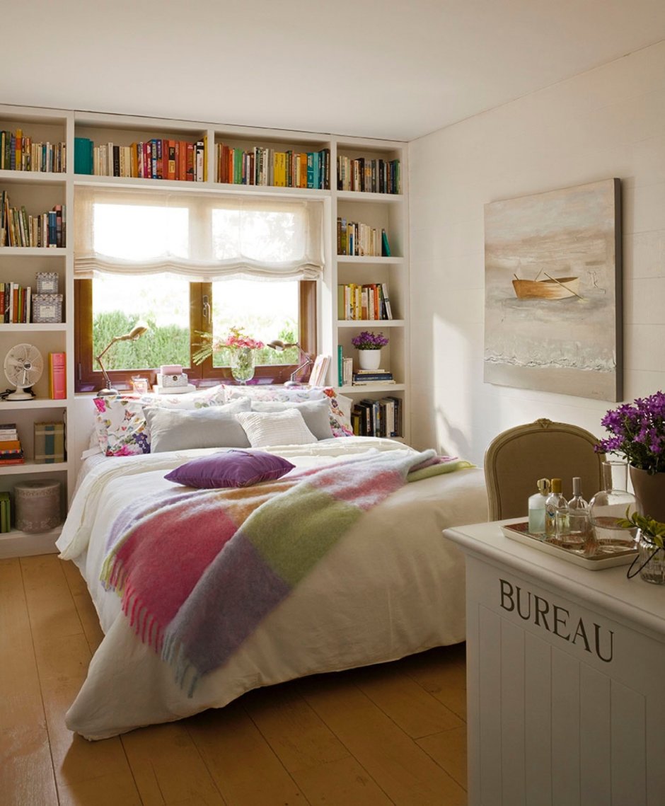 Книжные полки в спальне