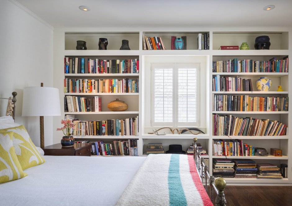 Книжный шкаф в спальне