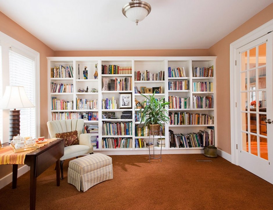 Книжные стеллажи в интерьере квартиры