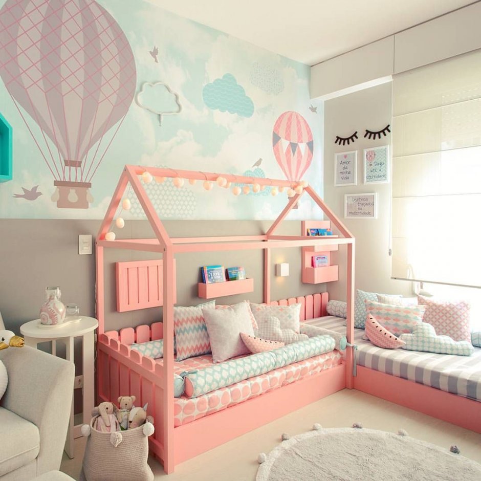 Детская комната для девочки с окном