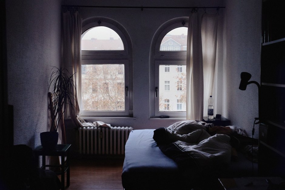Красивая кровать у окна