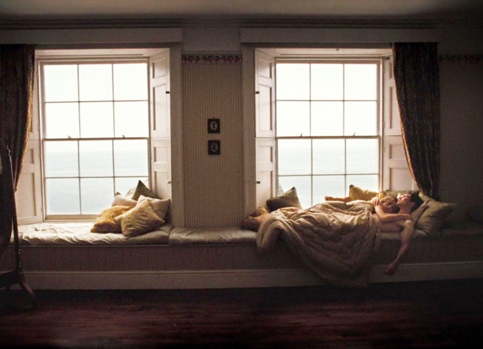 Кровать у окна темная