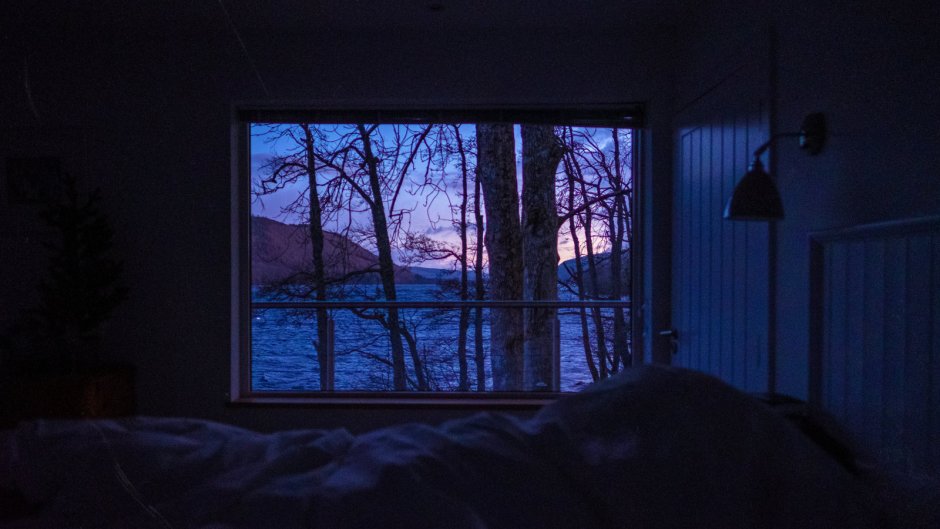 Комната ночью фон с окном