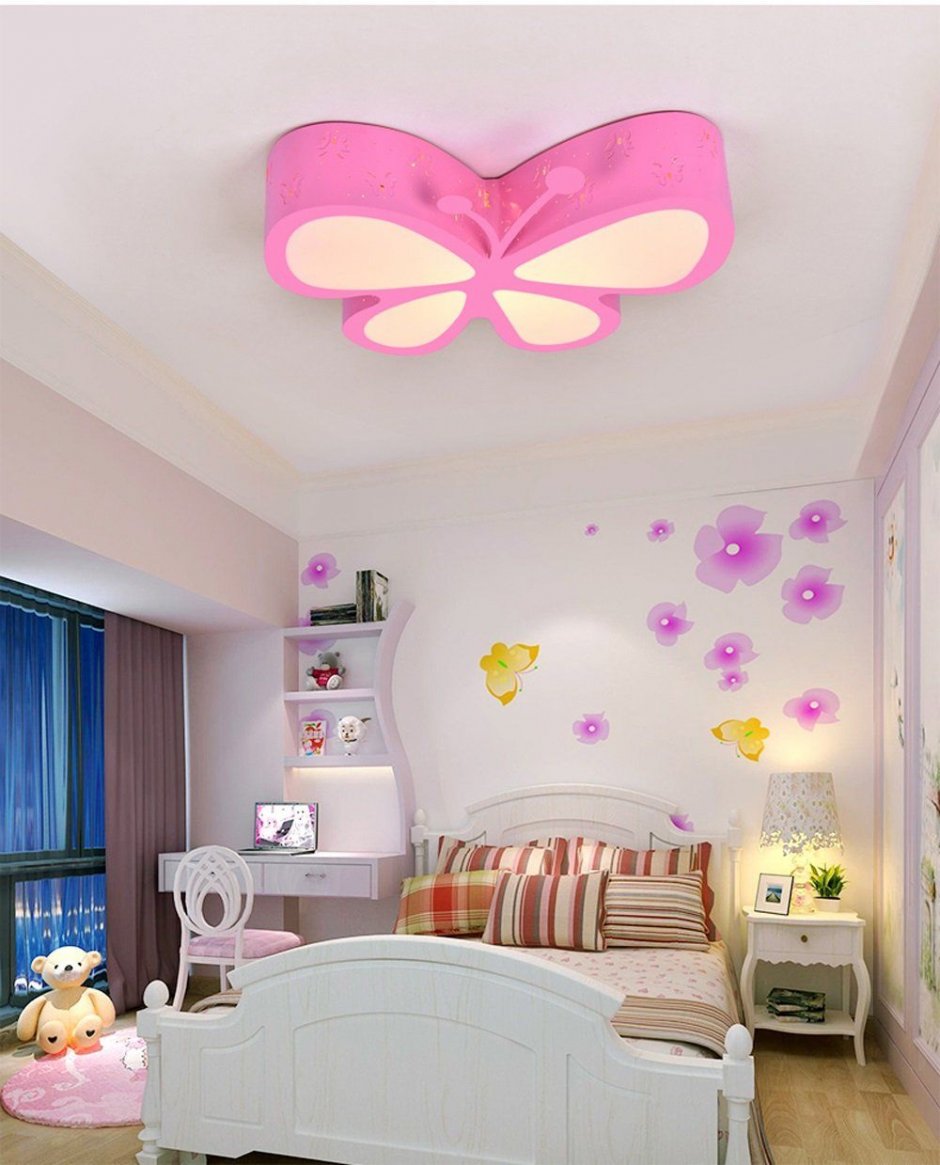 Бабочка на потолке в детской