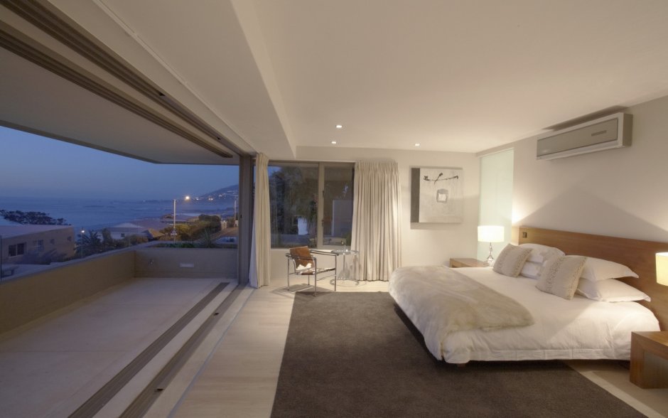 Спальня с видом на море и с балконом