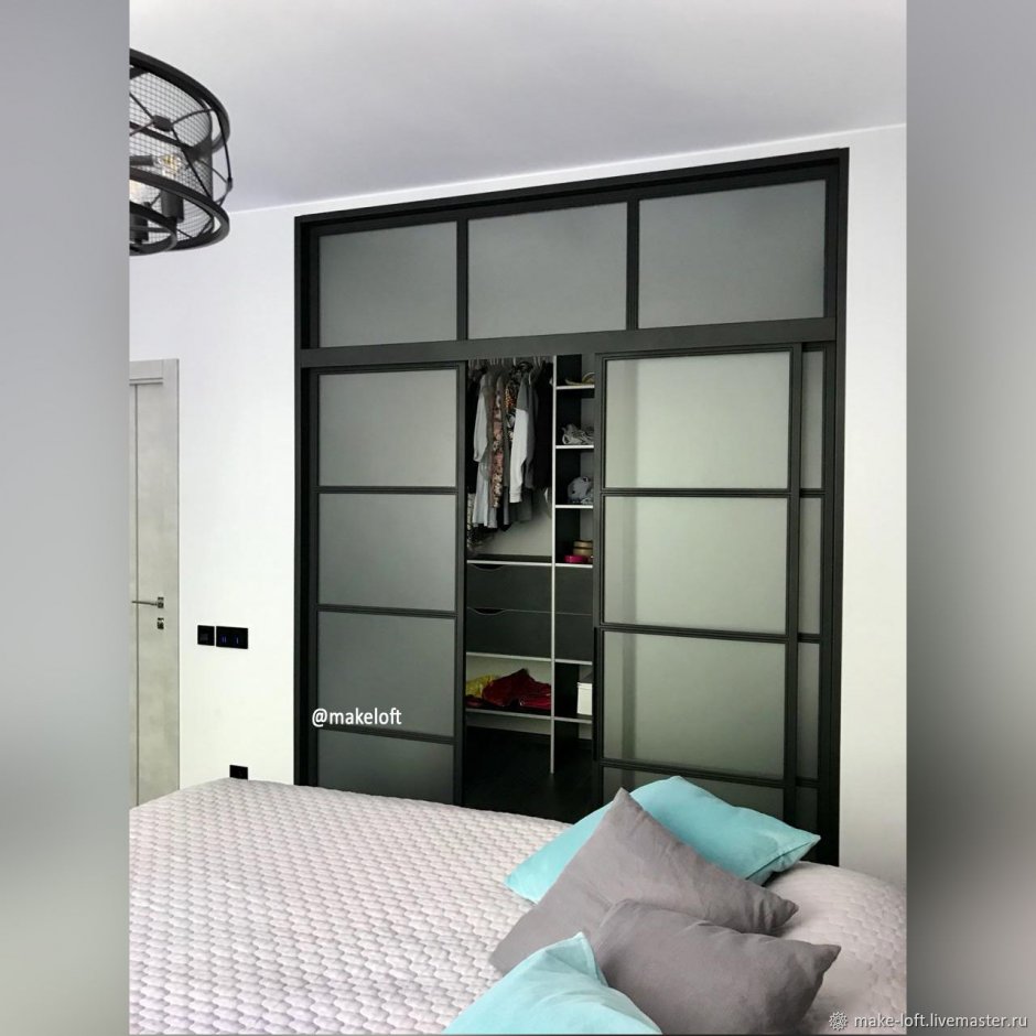 Шкаф в спальню с раздвижными дверями
