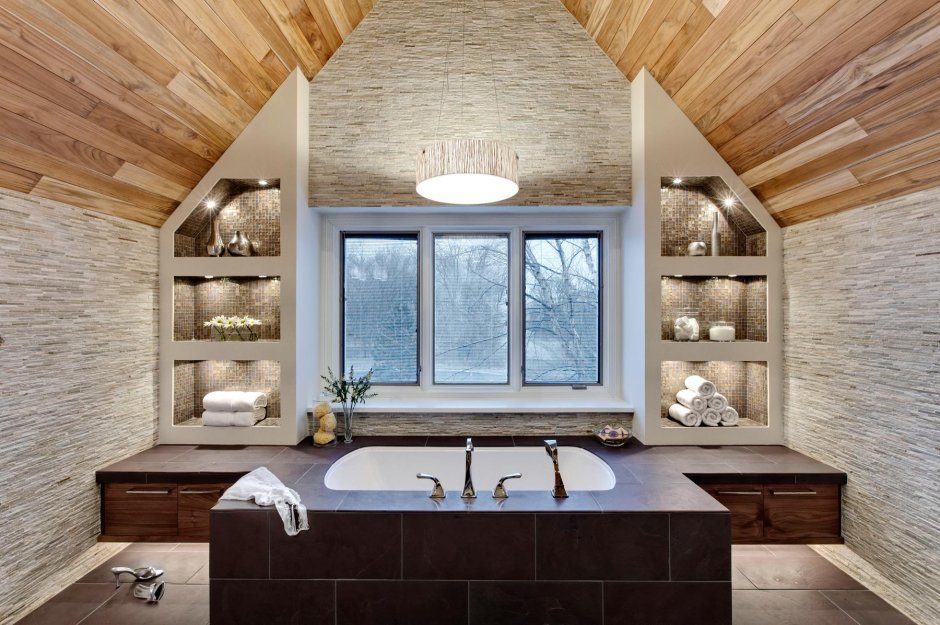 Ванная комната с деревянным потолком