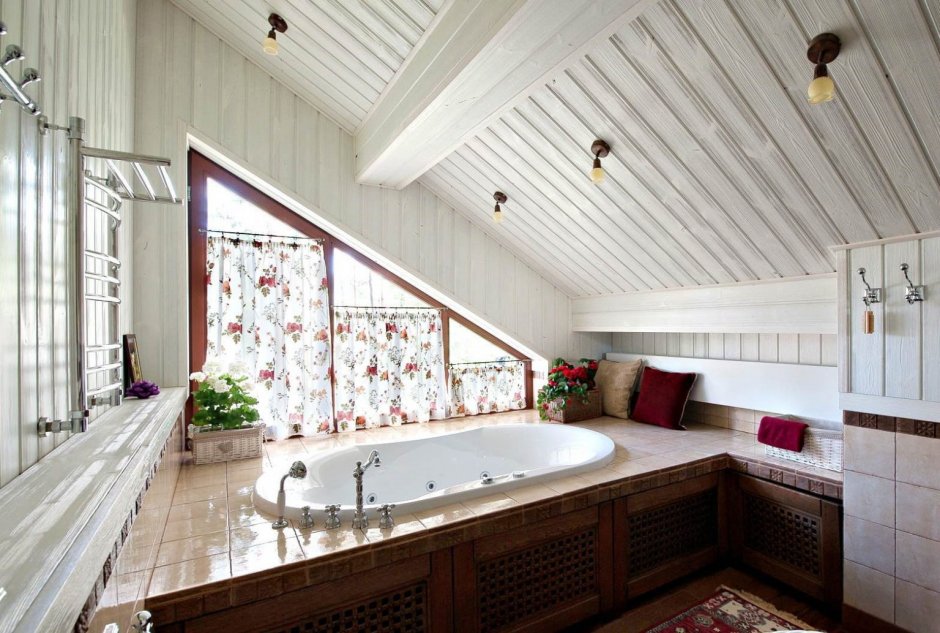 Ванна на мансарде в деревянном доме