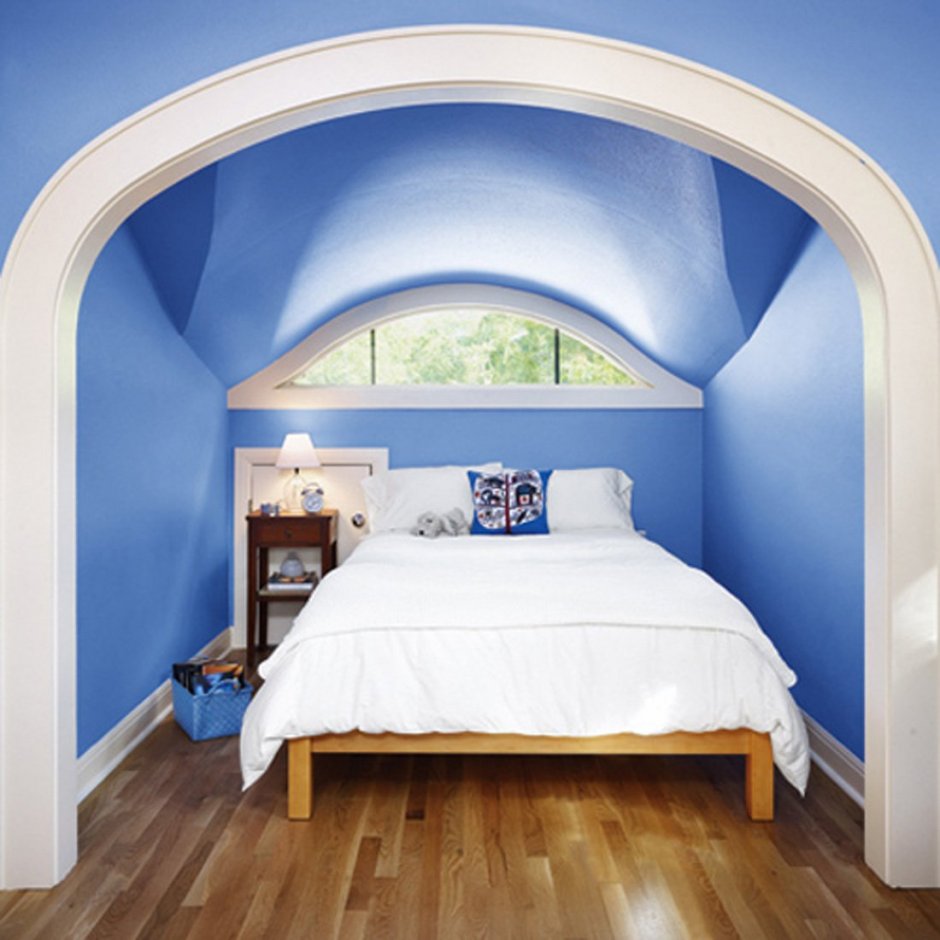 Спальня с аркой над кроватью