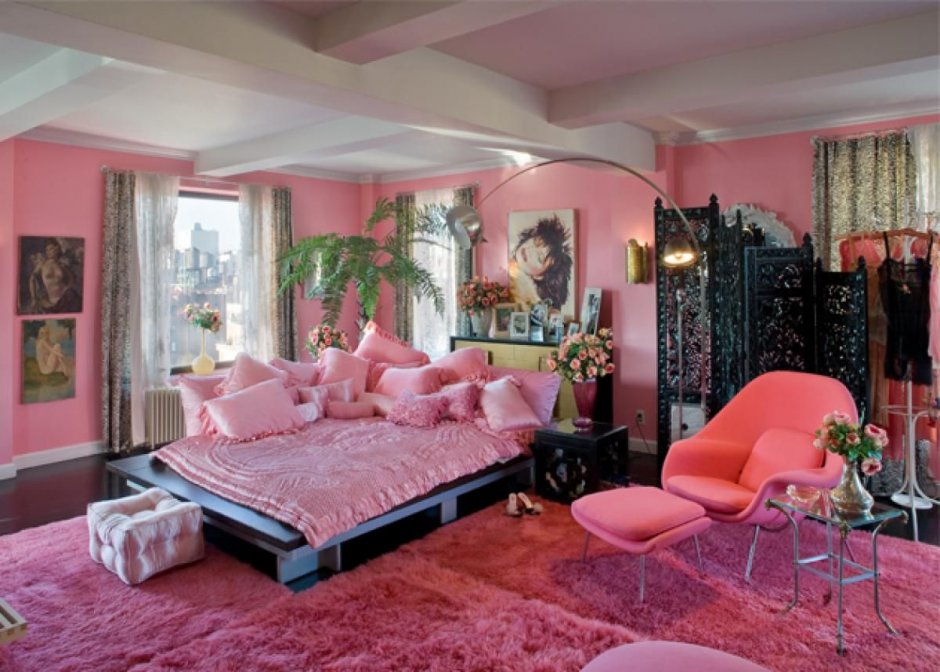 Знаменитый дом с розовым интерьером